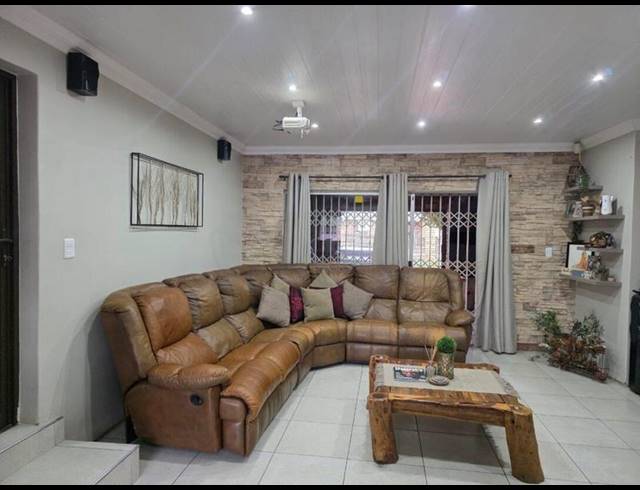 4 BEDROOM HOUSE FOR SALE IN GEELHOUTPARK